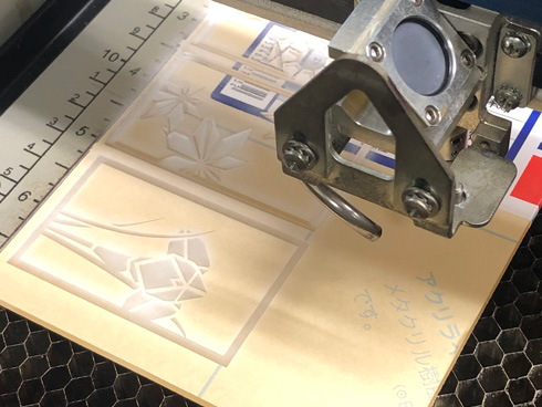 レーザー加工機で版を作る様子