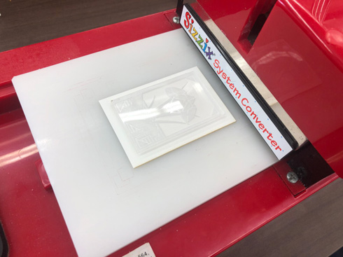 ダイカットマシンを使う様子