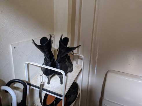 玄関 黒い人 踊ってる ブーツ 見間違い こびと 錯覚
