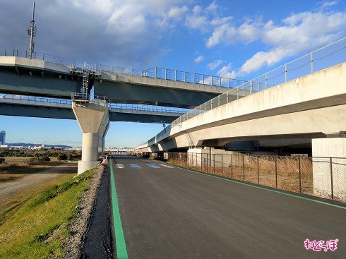 砂利道、県道409号、圏央道が並ぶ。直行するのは新東名