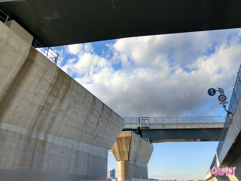 見上げるとわかる横浜方面への道路用スペース
