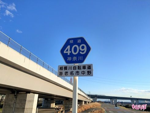 県道であることを証明する「ヘキサ」も立っています