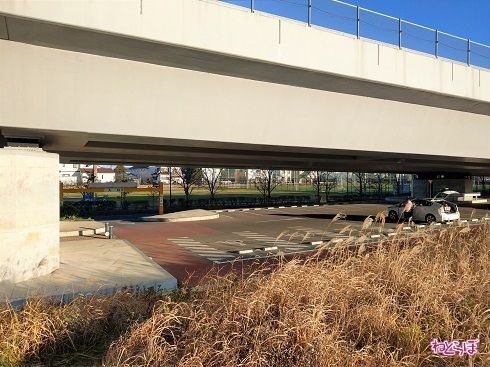 圏央道の高架下には中野公園の駐車場