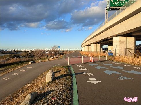 正面が県道、左右の道は市道です