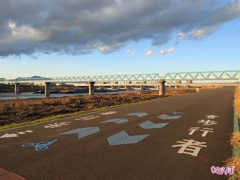 相模川水管橋をくぐります