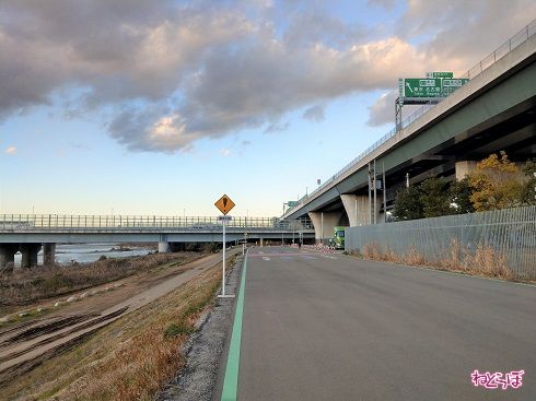 東名高速道路が見えます
