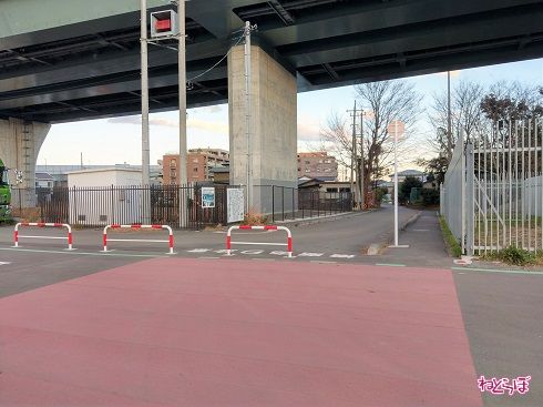 県道と車道（市道）。クルマの往来が少ないためか、トラックの休憩所になっていました