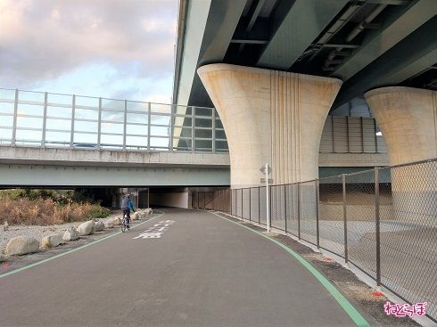 橋桁の向こうにカルバートが見えます