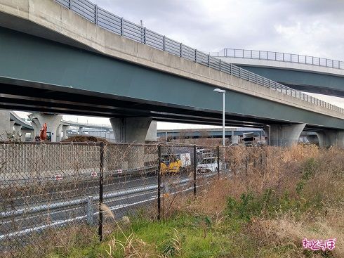 柵を隔てて、クルマが勢いよく駆け抜けて行きます