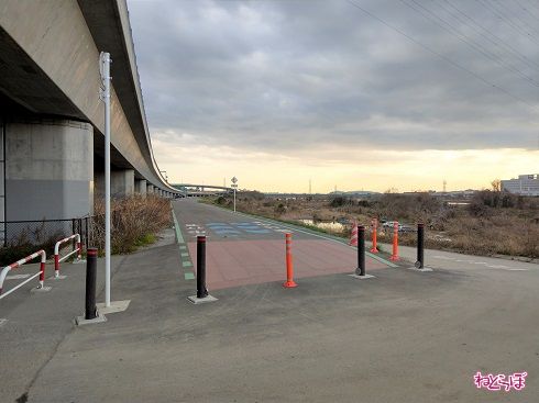 北側から県道409号を見る