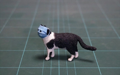 マスクする猫のフィギュア