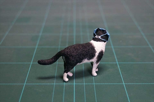 マスクする猫のフィギュア