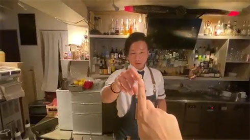 後藤さんが人の指に指を触れようとしているところ