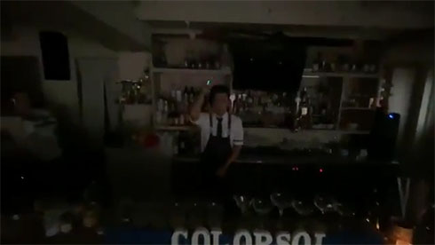 暗い中、後藤さんが光る指を振り下ろす