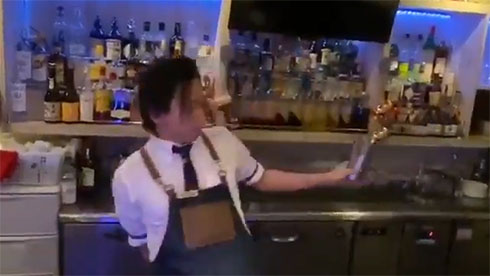 シェーカーとグラスでジャグリングするバーテンダー