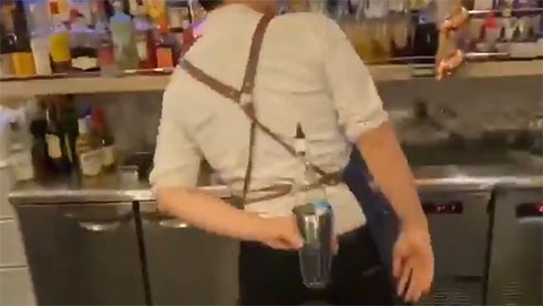 グラスを背中でキャッチしたところ