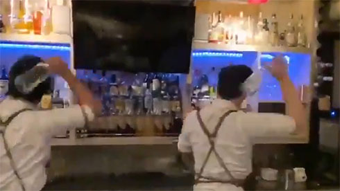 二人でジャグリングしているところ