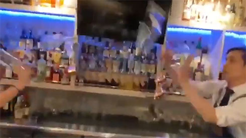 二人で同じ動きをしているところ