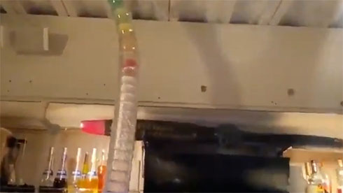 グラスが積みあがっている様子