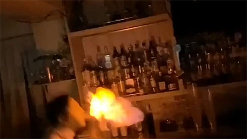 炎に息を吹きかけたところ