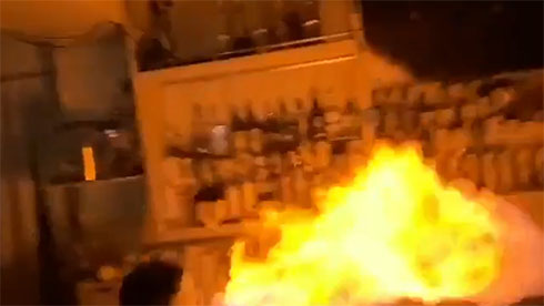 炎が大きく燃え広がる