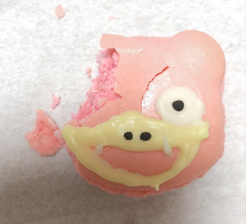 一口かじったヤドンマカロン