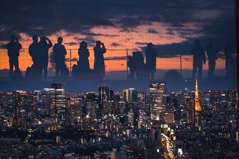 SHIBUYA SKY 渋谷スカイ 夕景 ガラス 映り込んだ人 写真 巨神兵