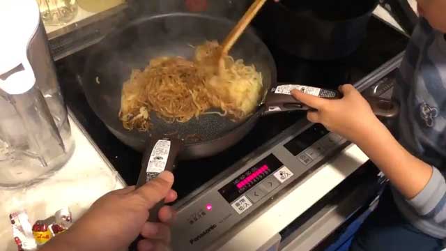 子どもと料理するときは「ティファールの取手を2個つける」アイデアに反響　「これはいい！」 「目からウロコ」