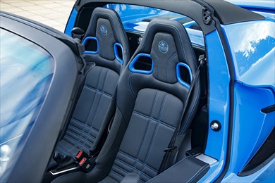 シートのステッチもボディーカラーと同じ色に