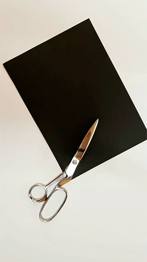 黒い紙とハサミ