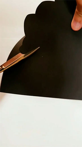 雲のような形に紙を切っている