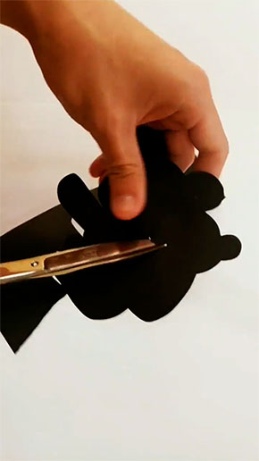 胴体の内側にはさみを入れる