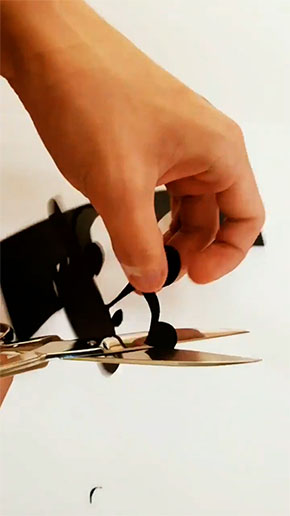 子どもをおんぶしている