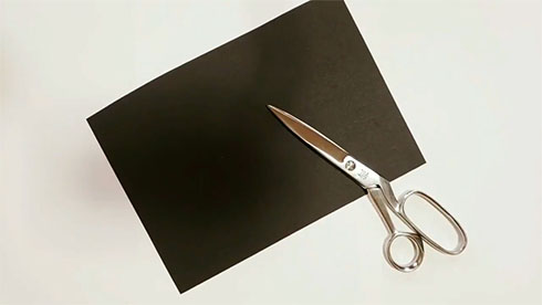 黒い紙とハサミ