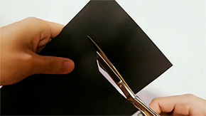 黒い紙を切るところ