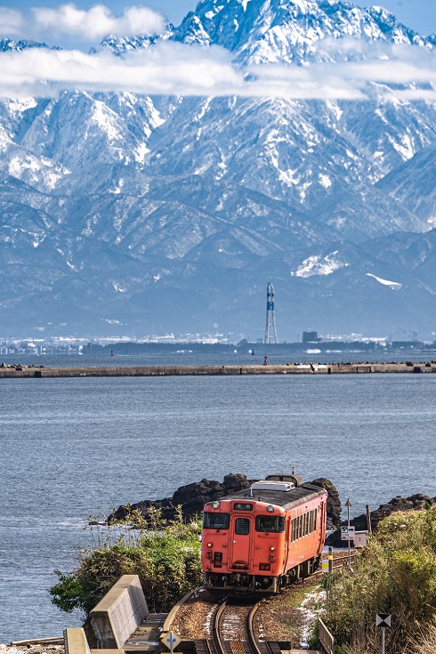 ディーゼルカーと海、そして立山連峰