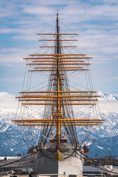 海王丸と立山連峰。映画のポスターのよう