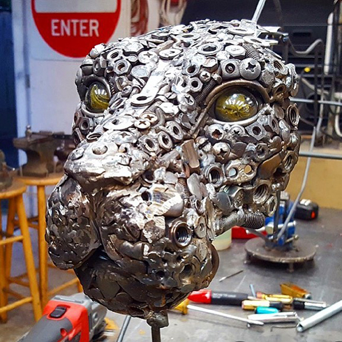 まるでSFな世界観　スクラップで作られたアート作品が近未来