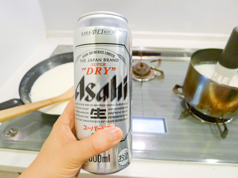 アサヒスーパードライを掲げているところ
