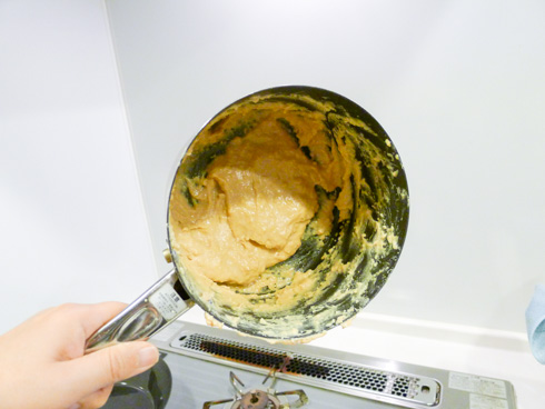 鍋を横に傾けているところ