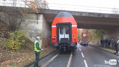 海外 鉄道 陸送 二階建て ドイツ 警察