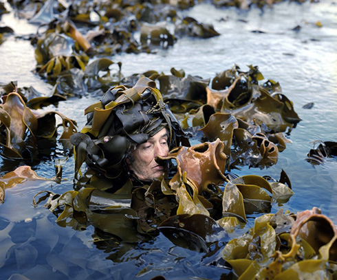 自然に溶け込む高齢者を世界各地で撮影したポートレイトの写真集　クラウドファンディングに登場