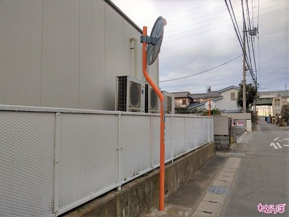 道路でよく見かけるカーブミラー