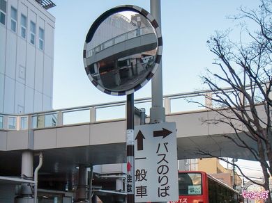小田原駅前にあるブラウンのカーブミラー