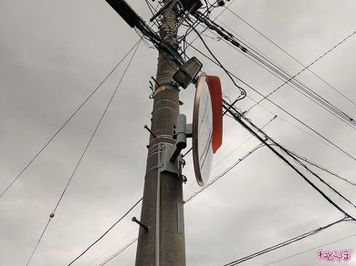 電信柱にミラーをつけているケースも