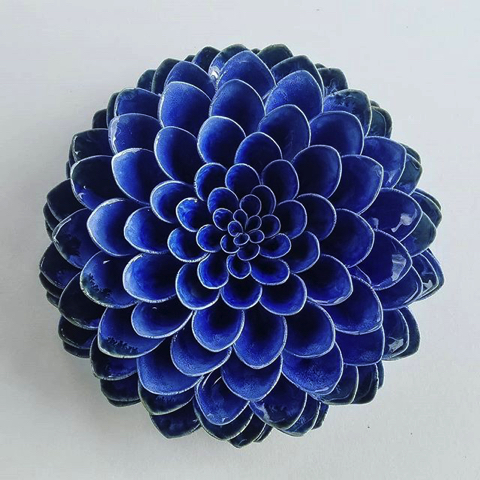 本物のような陶磁器の花