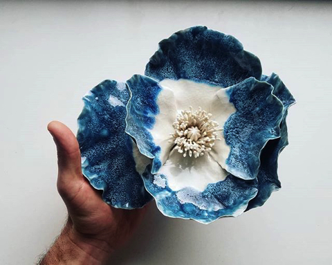 本物のような陶磁器の花