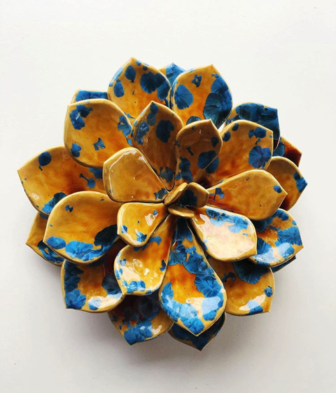 本物のような陶磁器の花