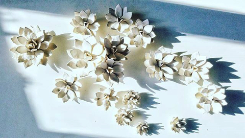 本物のような陶磁器の花