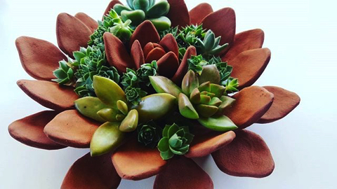 本物のような陶磁器の花